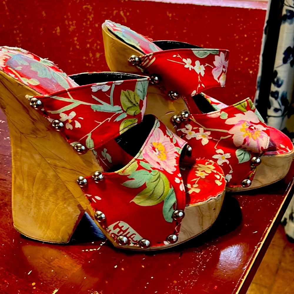 Women’s N.Y.L.A vintage wooden heels with red floral pattern